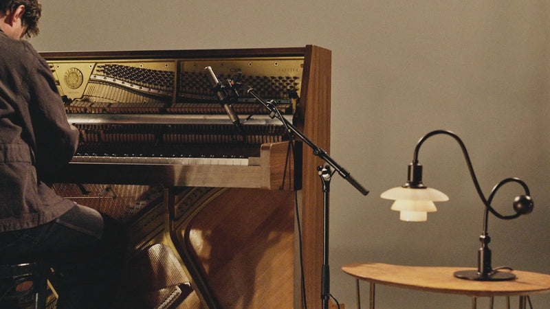PH 1/1 Piano Table Lamp at the piano