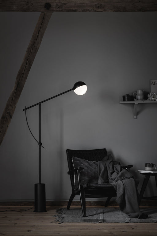 Balancer floor lamp
