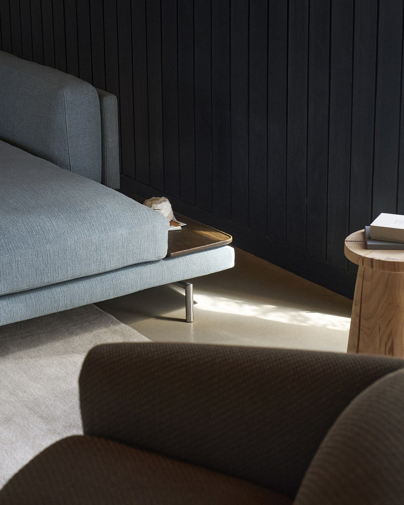 Wendelbo Levanto chaise longue with dark brown-stained wooden tray