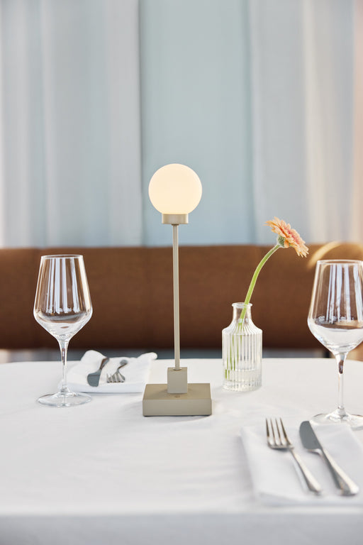 Snowball portable table lamp