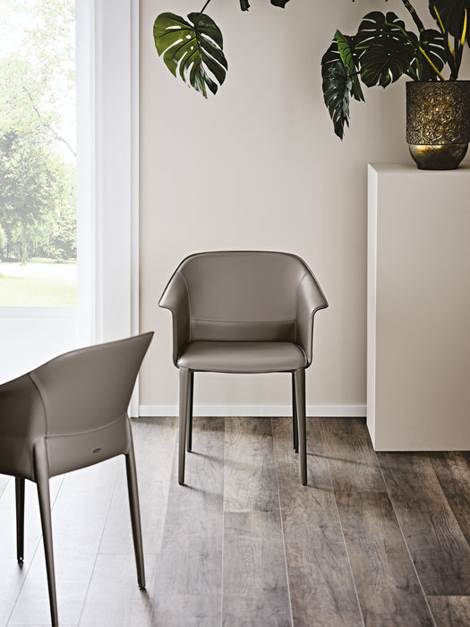 ZULEIKA Armrest Chair