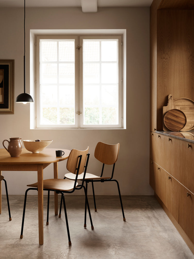 MO330 Pendant in dining room with OW224 table