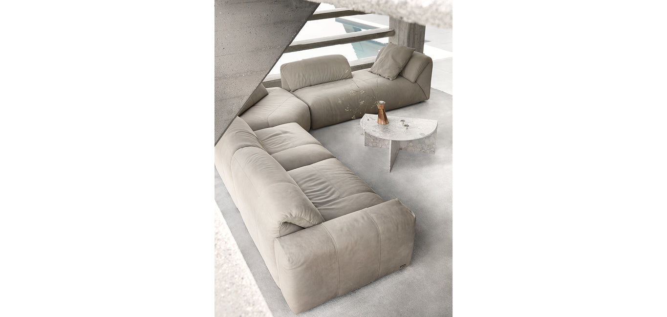 Play by Nicoline Italia - close-up